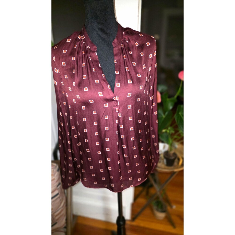 Preppy chic Worthington Women’s Burgundy Geometric V-Neck Long Sleeve Blouse M